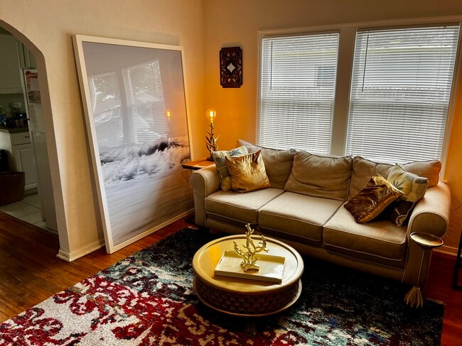 Photo - 3535 Queen St N