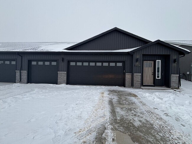 Building Photo - 2532/2528 Landmark Drive Unit 2528