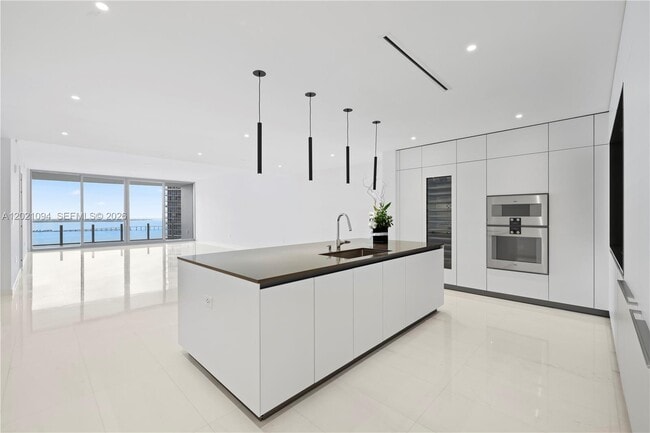 Building Photo - 300 Biscayne Blvd Way Unit 3404C
