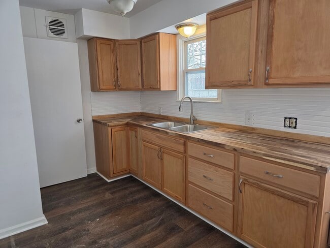 Building Photo - 4813 Greenlawn Dr