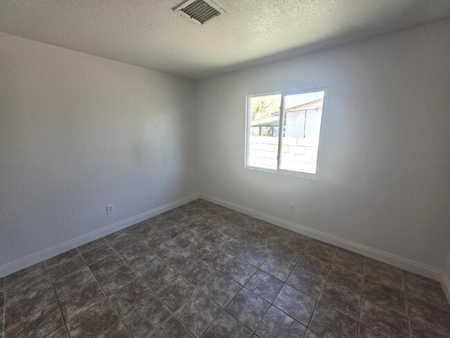 Photo - "Cozy 2-Bedroom Haven in North Las Vegas – 810 Sq Ft of Comfort on Harvard St!" Unit B
