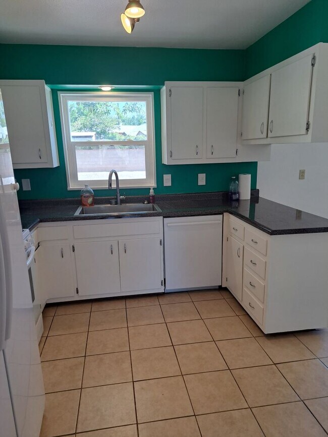 Photo - 3 BED 2 BATH SINGLE FAMILY HOME IN *CONVENIENTLY* LOCATED ALBUQUERQUE NEIGHBORHOOD!