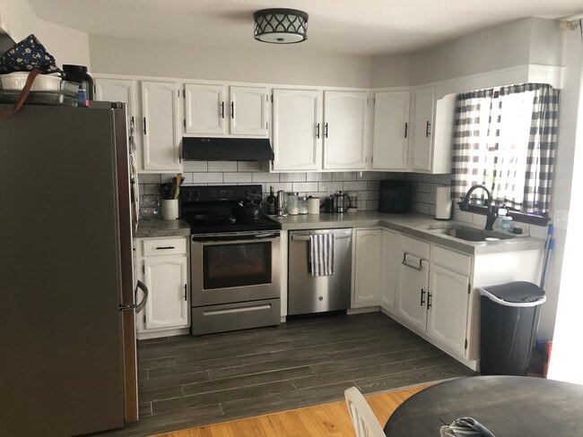 Building Photo - 27 Ashdown Rd Unit A