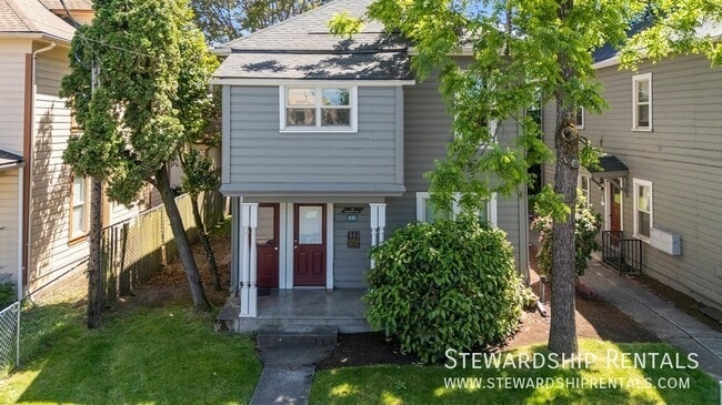 Building Photo - 610 E. 8th-2 Unit 2