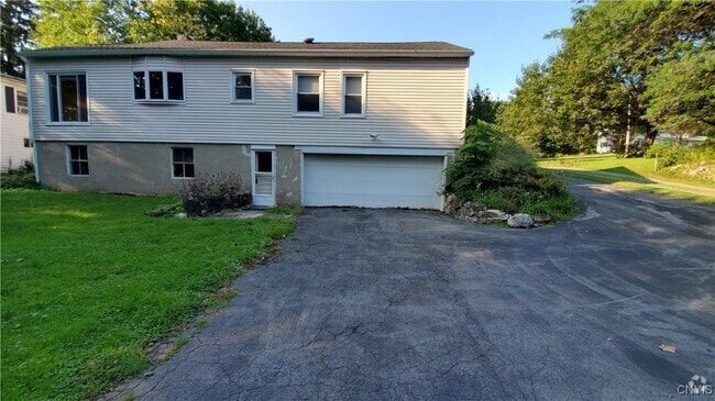 Building Photo - 18 E Austin St Rental