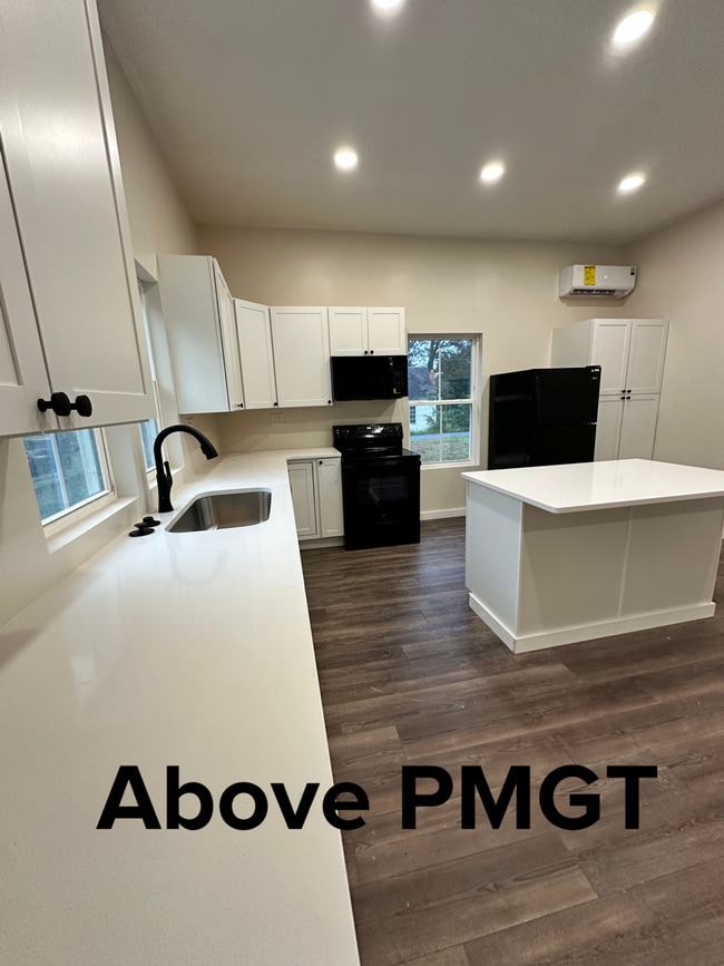 Photo - Spacious 4 bedroom & 4 Bathroom House righ... Unit Anderson Student - B