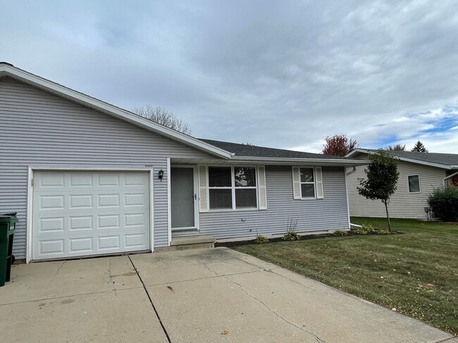 Building Photo - 1380 Cardinal Ln