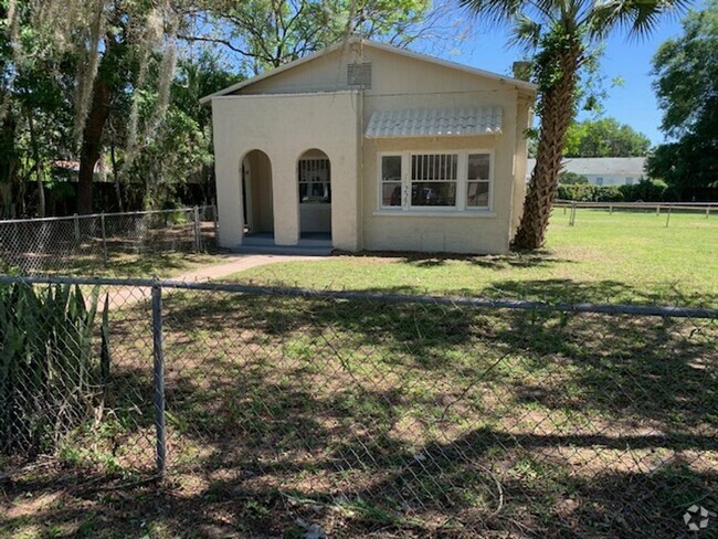 Building Photo - 3 Bed 1 Bath Home With Huge Fenced Yard Pe...