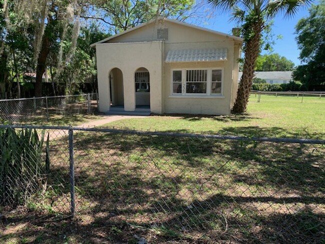 3 Bed 1 Bath Home With Huge Fenced Yard Pe... - 3 Bed 1 Bath Home With Huge Fenced Yard Pe...