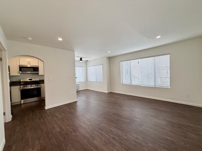 Sala de estar de la unidad 111 - Mansfield Terrace Apartments