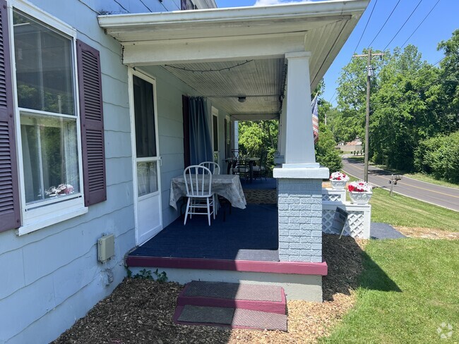 Private ground level entrance - 668 Brooklyn Ave Unit Old Milford Near 2 bed Rental