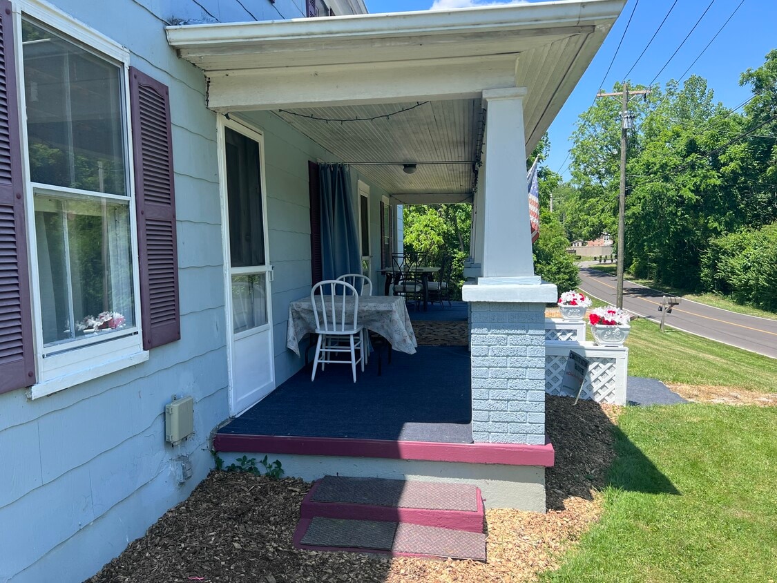 Private ground level entrance - 668 Brooklyn Ave (Milford, OH)