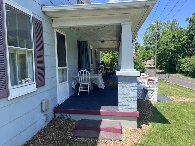 Private ground level entrance - 668 Brooklyn Ave Apartment Unit Old Milford Near 2 bed