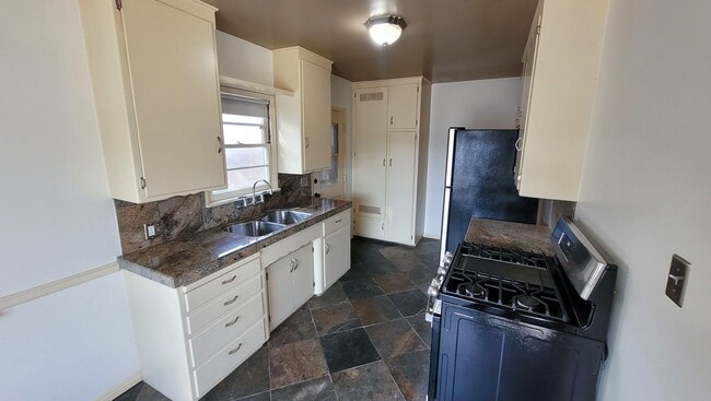 Photo - 1 Bed 1 Bath House Close to Grant Rea Park!