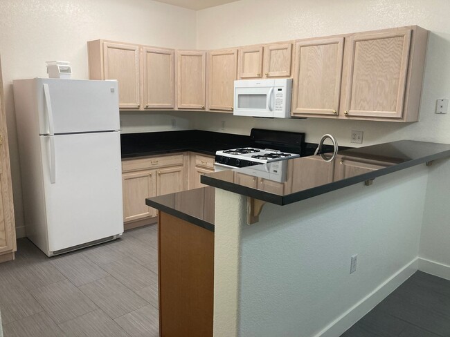 Photo - 2001 Quartz Cliff St