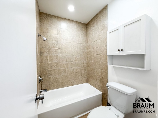 Photo - 5461 Kester Ave Unidad 210