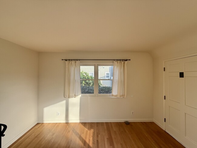 Living Room - 2630 S West View St