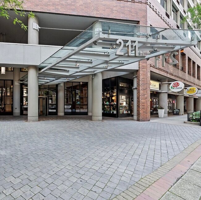 Building Photo - 211 E Ohio St Unit 1215