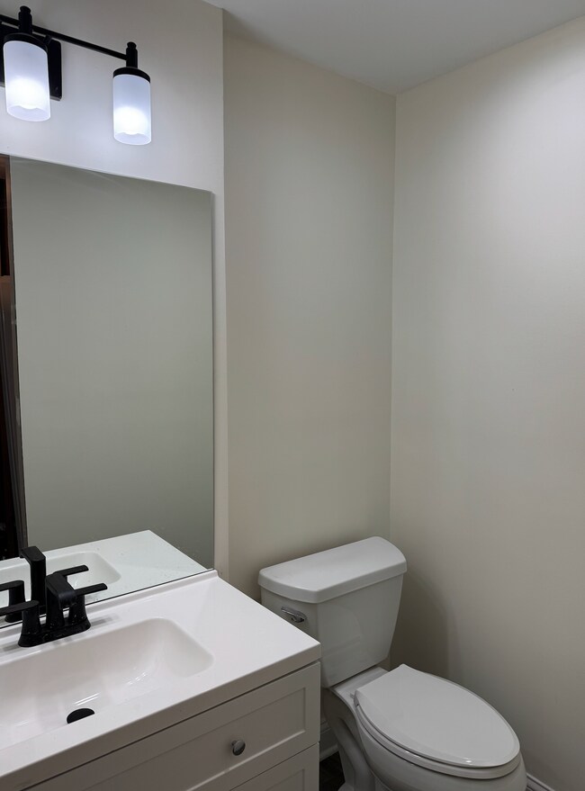 Bathroom - 1564 Chase Ave Unit 4