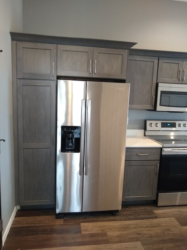 large fridge w ice water - 1204 7th Ave Unit 201