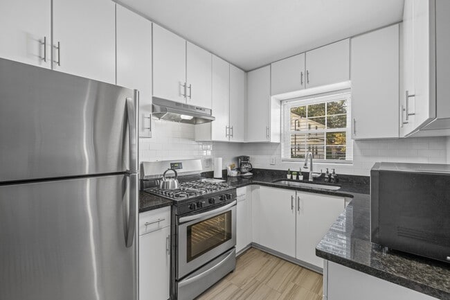 Kitchen - 881 North Highland Apartments