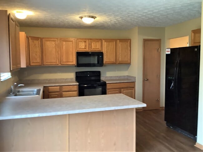 Photo - 452 Crestmoore Dr