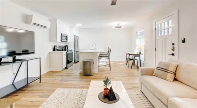 Building Photo - 425 N Rosemont Ave Unit 102