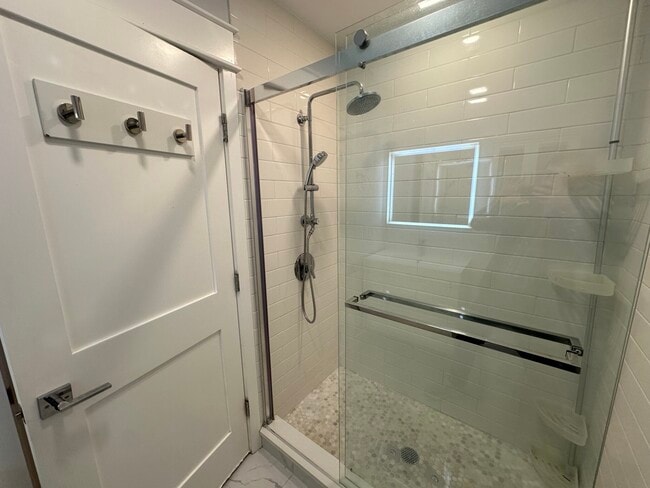 Building Photo - 326 Chelsea St Unit 1