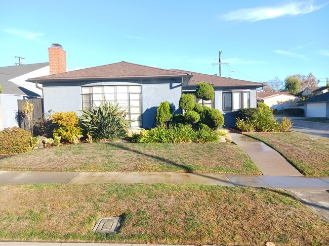 Front Yard 2 - 6012 S Kings Rd