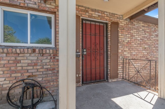 Building Photo - Gypsum 3261-3267 Unit 3267