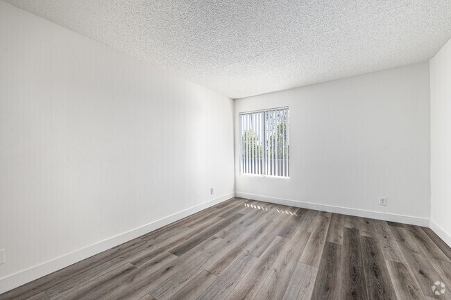 2BR, 2BA - 806SF - Primary Bedroom
