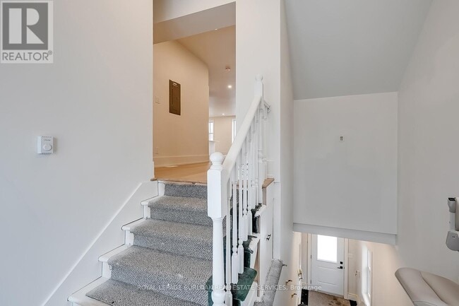 Photo - 284 Wilson St E