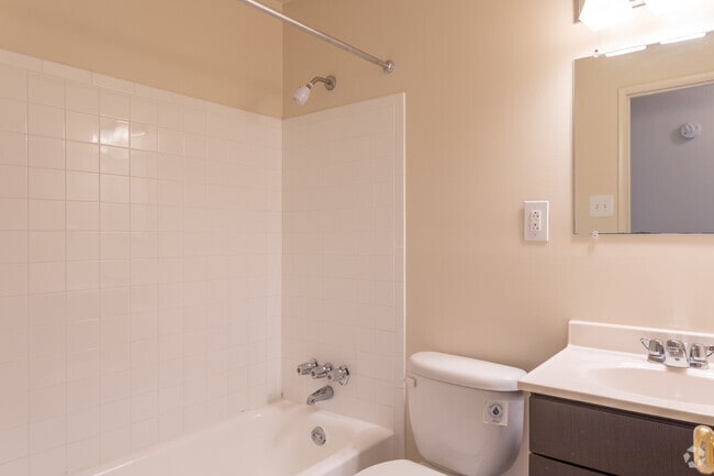 2BR, 1.5BA - 943 SF