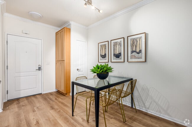 1BR, 1BA - 647SF - Dining Room