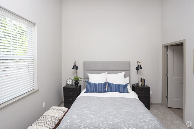 1BR, 1BA - 788 SF
