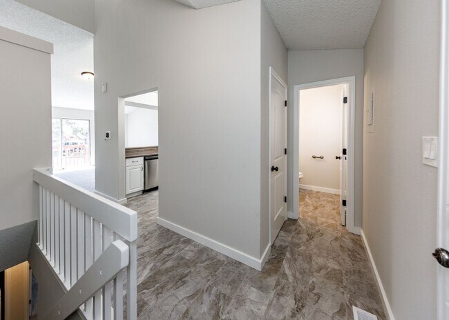 Photo - Lovely End Unit 2 Bed Condo, Centrally Located