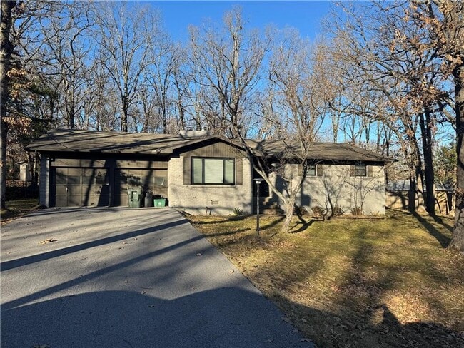 Photo - 718 E Debra Dr