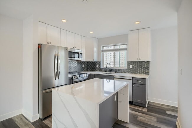 Building Photo - 3310 Tacoma Unit 3308