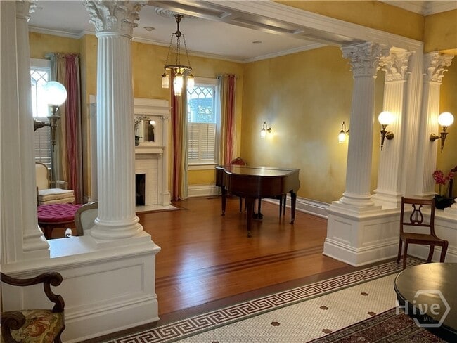 Photo - 920 E Victory Dr