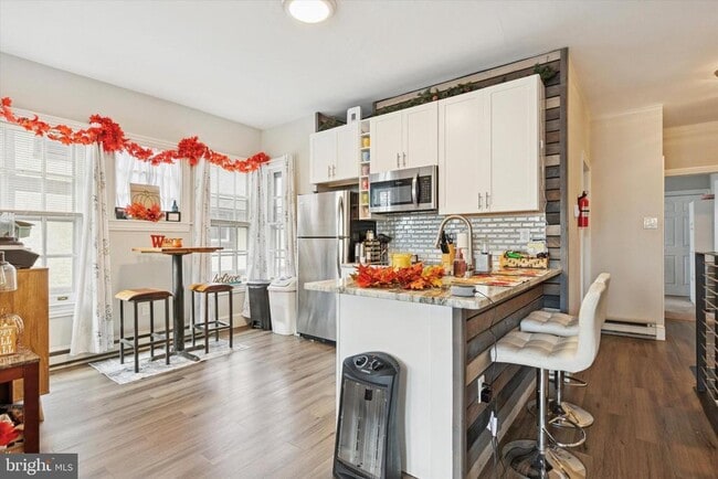 Photo - 641 E High St