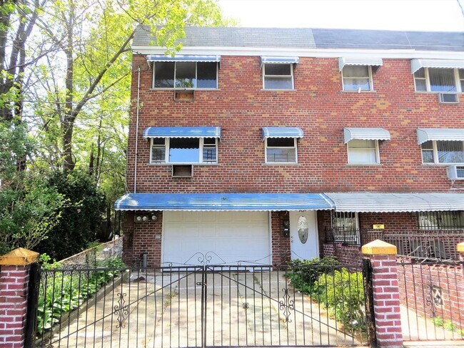 Building Photo - 3521 Tiemann Ave Unit 2 Rental