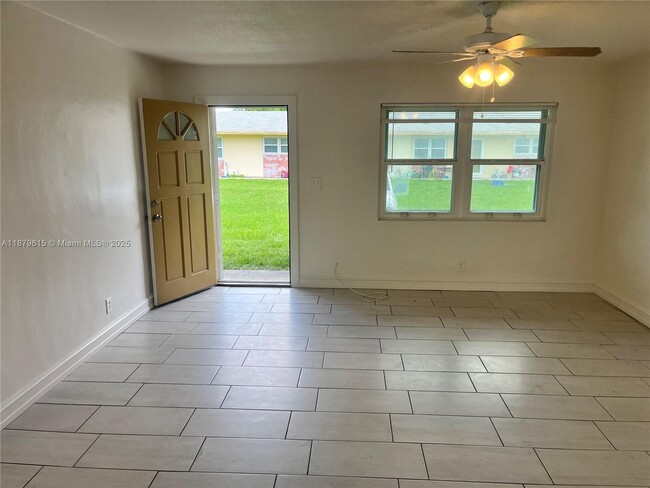 Building Photo - 4531 SW 32nd Ave Unit 9 Rental