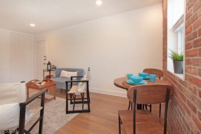 Photo - 378 Claremont Ave Unidad 3