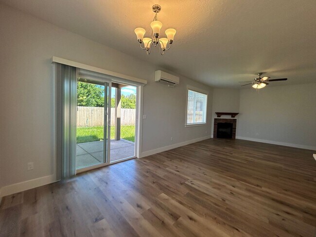 Photo - 3 Bed, 2.5 Bath Townhouse/Duplex - Modern Living in a Great Location!