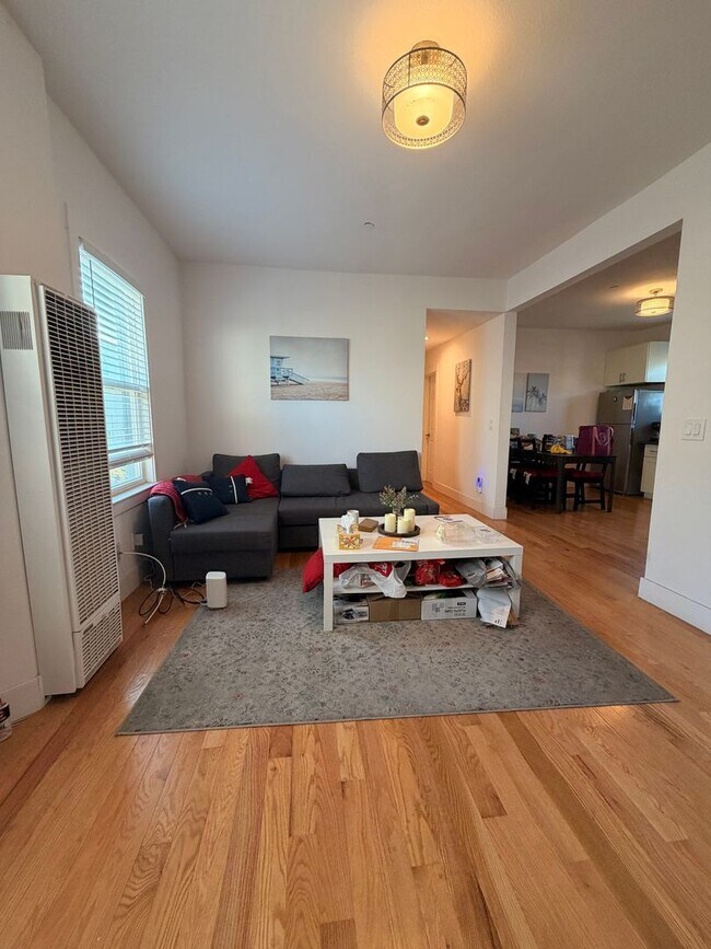 Building Photo - 1628 Tyler St Unit 1628T - A - RM 1