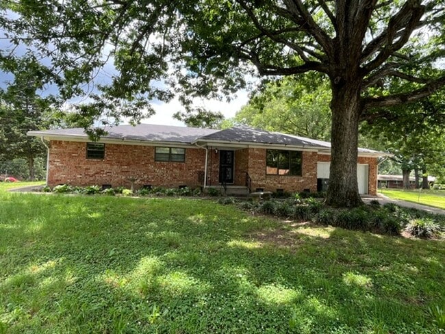Building Photo - Very Nice 3 Bedroom 2 Bathroom House near the University of Arkansas Little Rock
