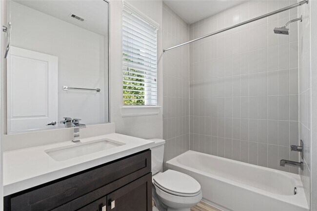 Photo - 1013 W 17th St