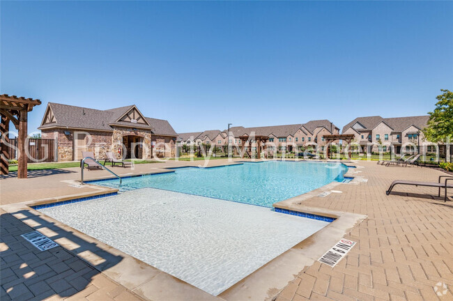 Building Photo - Gorgeous townhome ready for move in