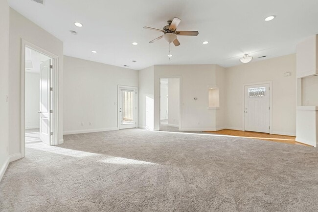 Photo - 592 Regency Cir