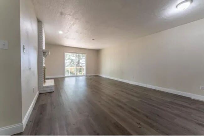 Building Photo - PRELEASING FOR MAY 2026!! Gorgeous 2 bedroom 2 Bath 2 Car Garage Duplex!!